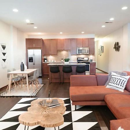 2Br Airy & Tidy Apt With Free Covered Parking - Central Modern Chicago Bagian luar foto