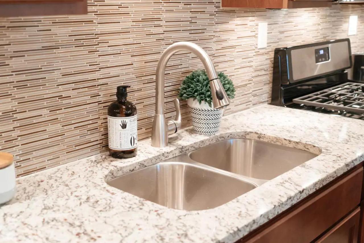 2Br Airy & Tidy Apt With Free Covered Parking - Central Modern Chicago Bagian luar foto