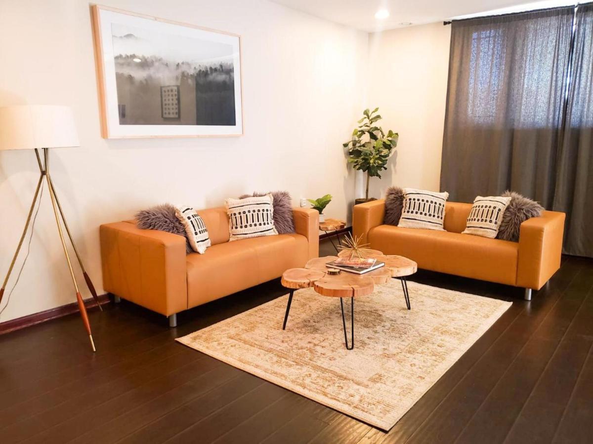 2Br Airy & Tidy Apt With Free Covered Parking - Central Modern Chicago Bagian luar foto