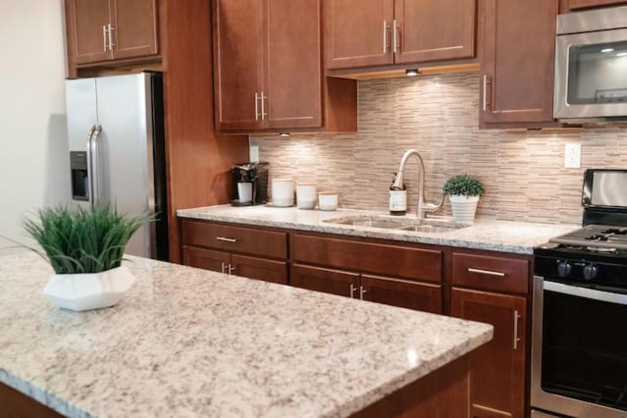 2Br Airy & Tidy Apt With Free Covered Parking - Central Modern Chicago Bagian luar foto