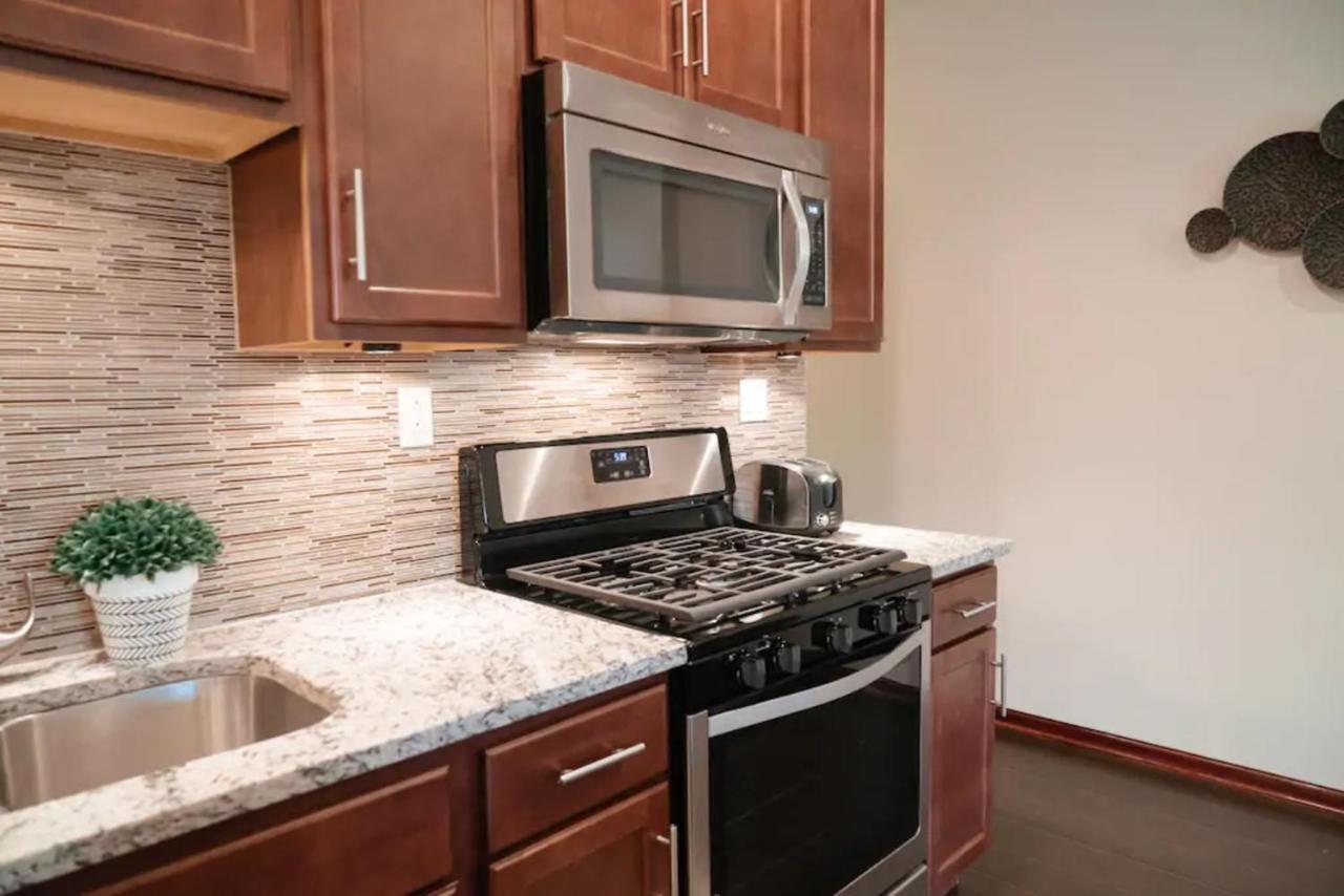 2Br Airy & Tidy Apt With Free Covered Parking - Central Modern Chicago Bagian luar foto