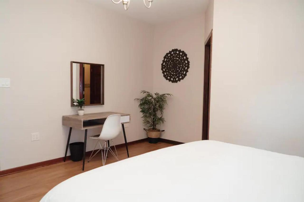 2Br Airy & Tidy Apt With Free Covered Parking - Central Modern Chicago Bagian luar foto