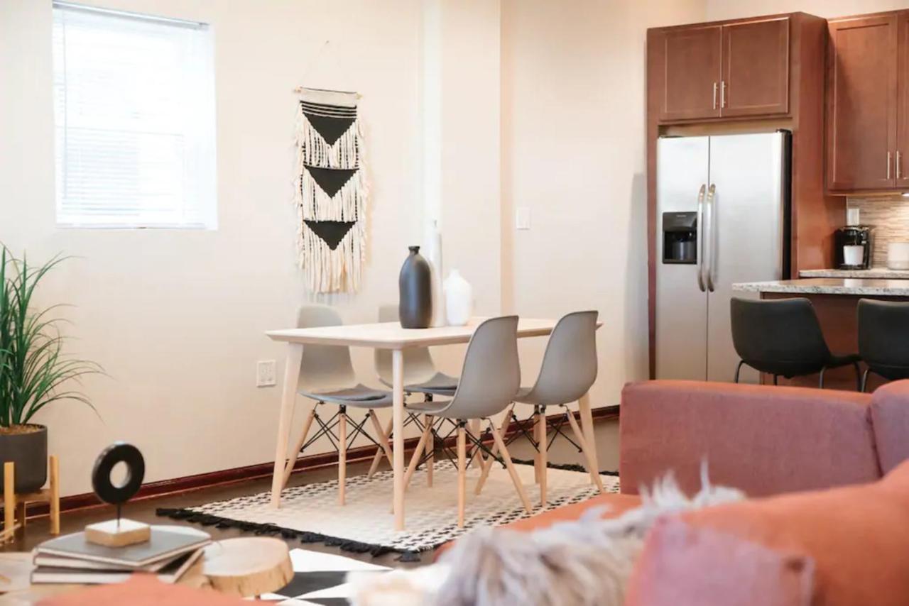 2Br Airy & Tidy Apt With Free Covered Parking - Central Modern Chicago Bagian luar foto