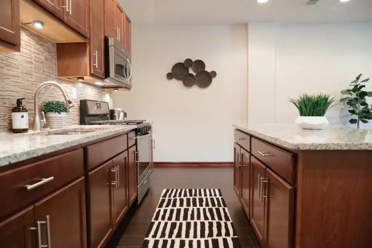 2Br Airy & Tidy Apt With Free Covered Parking - Central Modern Chicago Bagian luar foto