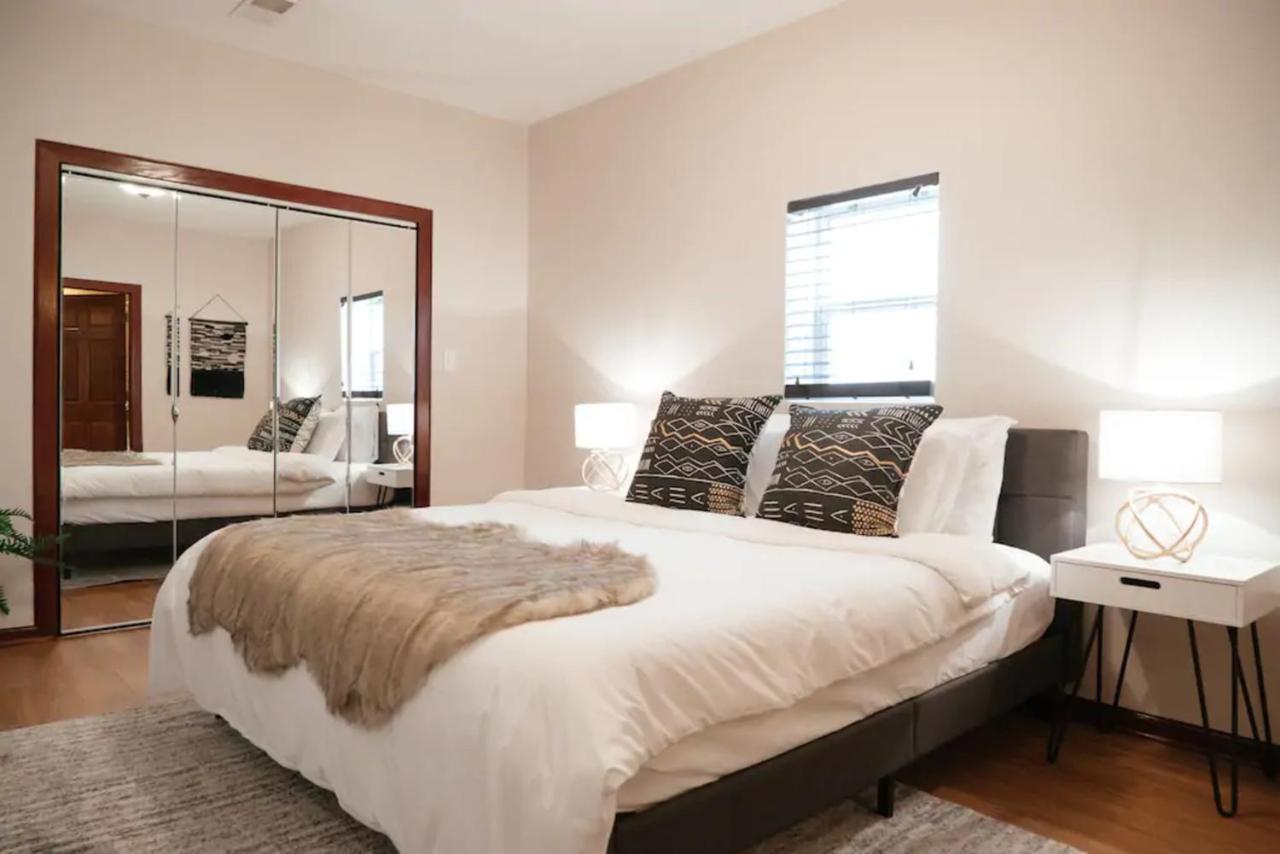 2Br Airy & Tidy Apt With Free Covered Parking - Central Modern Chicago Bagian luar foto