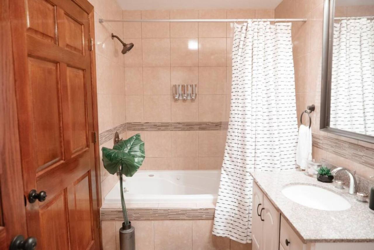 2Br Airy & Tidy Apt With Free Covered Parking - Central Modern Chicago Bagian luar foto