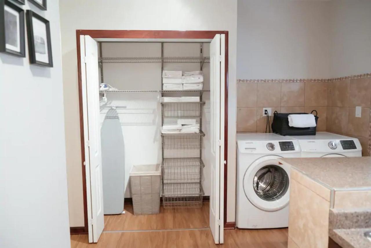 2Br Airy & Tidy Apt With Free Covered Parking - Central Modern Chicago Bagian luar foto