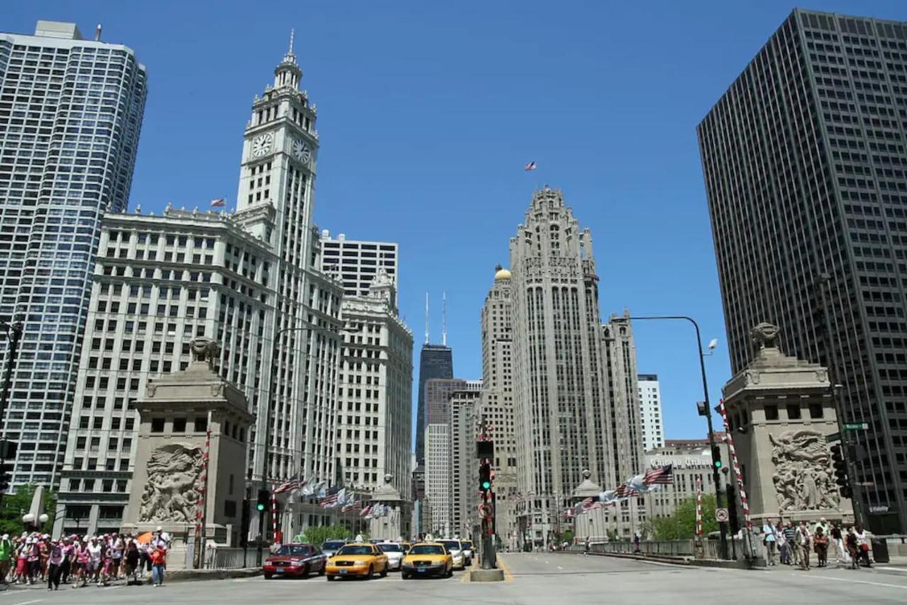 2Br Airy & Tidy Apt With Free Covered Parking - Central Modern Chicago Bagian luar foto
