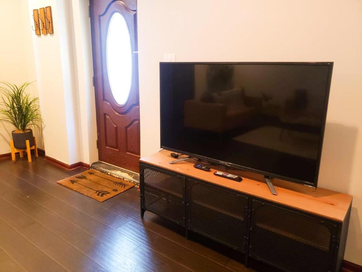 2Br Airy & Tidy Apt With Free Covered Parking - Central Modern Chicago Bagian luar foto