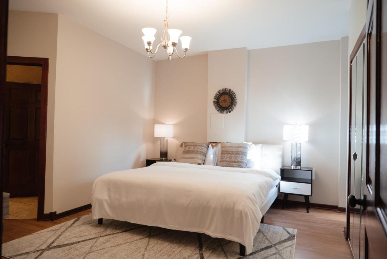 2Br Airy & Tidy Apt With Free Covered Parking - Central Modern Chicago Bagian luar foto