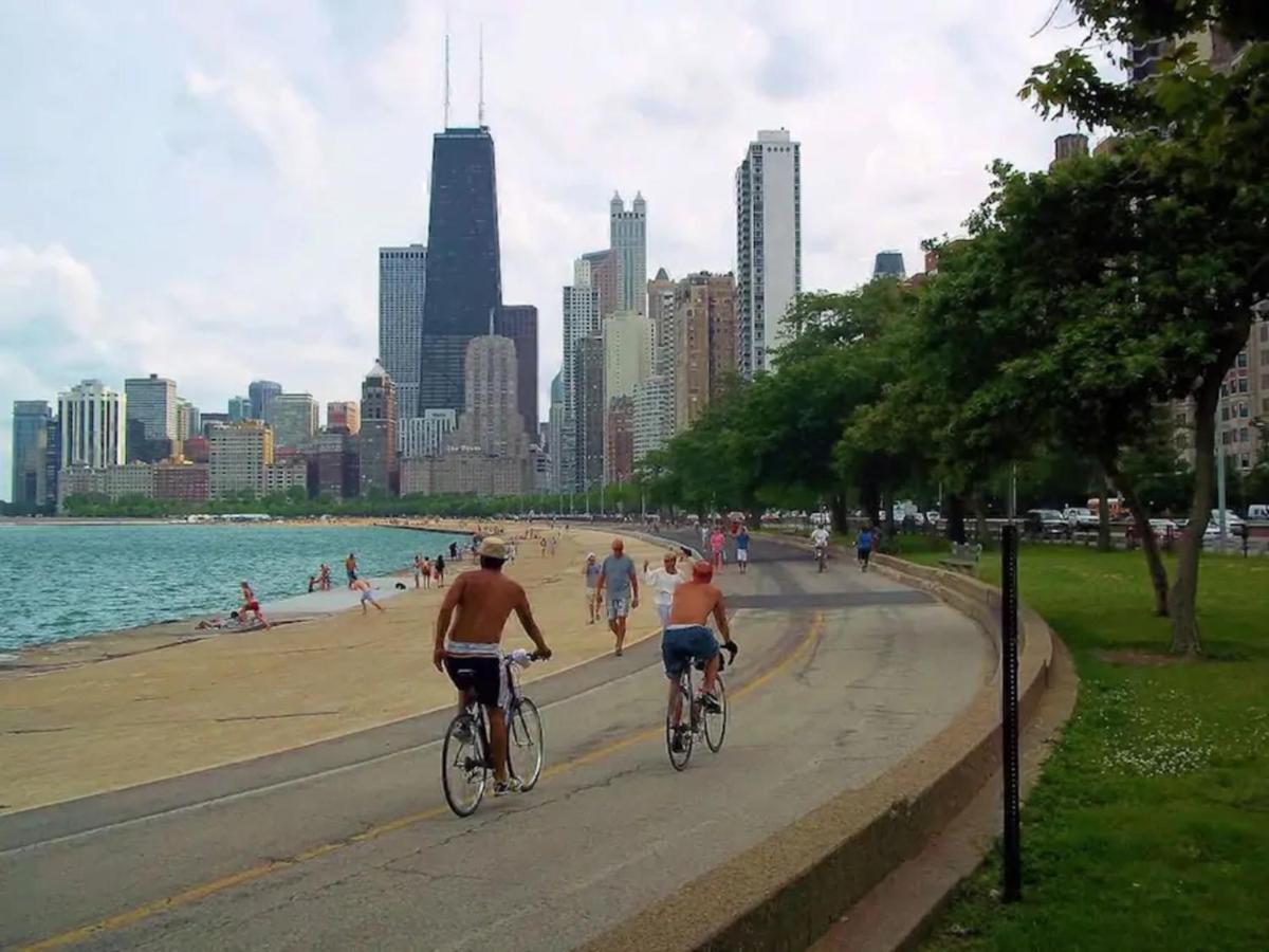 2Br Airy & Tidy Apt With Free Covered Parking - Central Modern Chicago Bagian luar foto