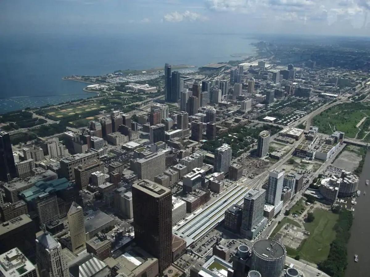 2Br Airy & Tidy Apt With Free Covered Parking - Central Modern Chicago Bagian luar foto