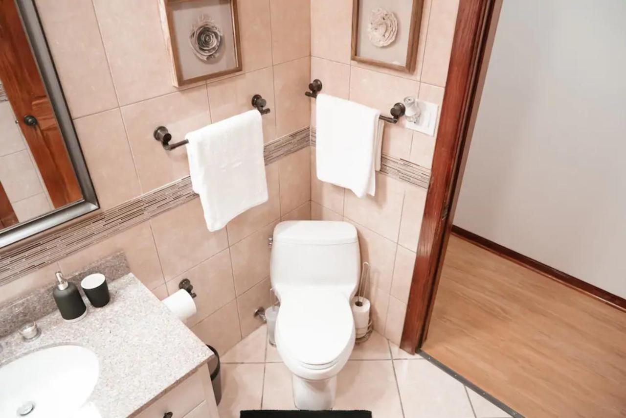 2Br Airy & Tidy Apt With Free Covered Parking - Central Modern Chicago Bagian luar foto