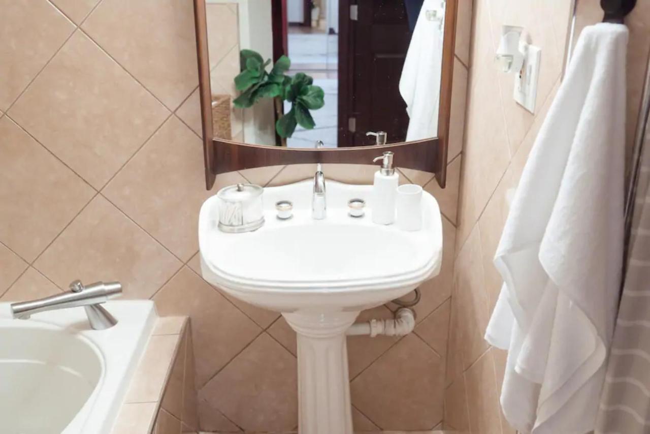 2Br Airy & Tidy Apt With Free Covered Parking - Central Modern Chicago Bagian luar foto